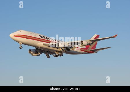 Boeing 747-4B5(BCF) Freighter de Kalitta Air immatriculé N708CK en approche finale à LAX, aéroport international de Los Angeles. Banque D'Images