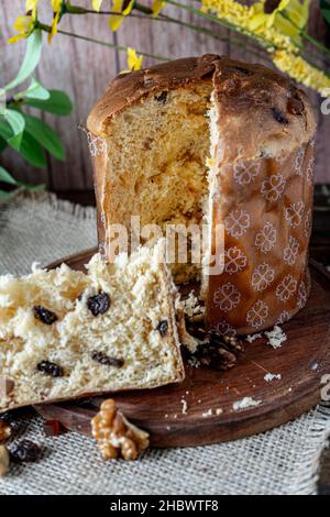 Vue hachée d'une coupe typique de panettone italienne avec les fruits secs à l'intérieur à l'heure de Noël.Orientation verticale. Banque D'Images