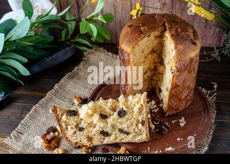 Vue hachée d'un panettone typiquement italien ou couper du pain sucré et la portion où vous pouvez voir les fruits secs à l'intérieur à Noël.Noël typique Banque D'Images