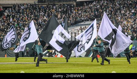 Philadelphie, Pennsylvanie, États-Unis.21st décembre 2021.21 décembre 2021, Philadelphie PA- les aigles applaudissent l'équipe en action pendant le match contre le WFT à Lincoln Financial Field (Credit image: © Ricky Fitchett/ZUMA Press Wire) Banque D'Images