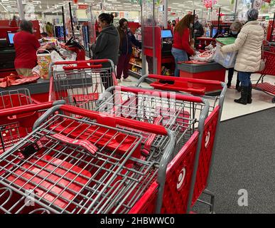 Racine, Wisconsin, États-Unis.21st décembre 2021.Le magasin Target de racine, Wisconsin, est ouvert tard pour les clients des fêtes le mardi 21 décembre 2021.(Image de crédit : © Mark Hertzberg/ZUMA Press Wire) Banque D'Images