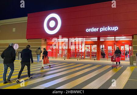 Racine, Wisconsin, États-Unis.21st décembre 2021.Le magasin Target de racine, Wisconsin, est ouvert tard pour les clients des fêtes le mardi 21 décembre 2021.(Image de crédit : © Mark Hertzberg/ZUMA Press Wire) Banque D'Images