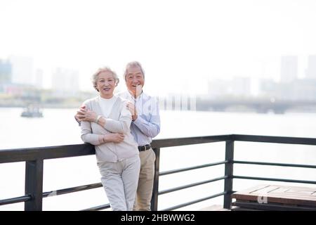 Bon vieux couple qui marche au bord de la rivière Banque D'Images