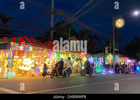 Elias Aldana, Philippines.27th novembre 2021.Faire des slogans est une source importante de revenus pour de nombreuses familles dans le village d'Elias Aldana dans la ville de Las Pinas dans la région métropolitaine de Manille.Les slogans sont traditionnellement faits de bâtonnets de bambou, qui sont formés en étoile à cinq pointes et recouverts de papier de différentes couleurs (papier de Japon).Aujourd'hui, d'autres matériaux tels que des fils métalliques ou en acier, de la fibre de verre, du film cellophane, des films plastiques sont également utilisés pour la production.Credit: Dhang de Castro/dpa/Alay Live News Banque D'Images