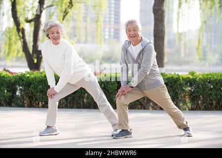 Couple de personnes âgées s'exerçant dans le parc Banque D'Images