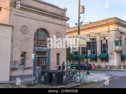 LA NOUVELLE-ORLÉANS, LA, États-Unis - 17 DÉCEMBRE 2021 : bâtiments et voiture de déménagement à l'angle d'Oak Street et de Carrollton Avenue Banque D'Images