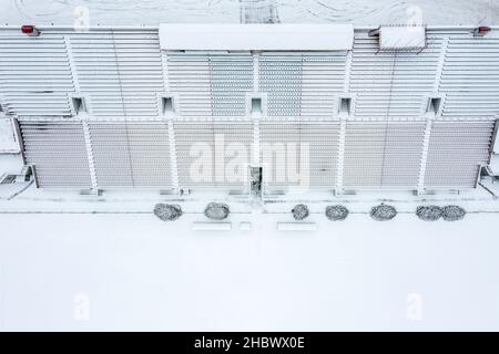 sièges vides enneigés sur le stade en hiver. vue aérienne sur le dessus. Banque D'Images