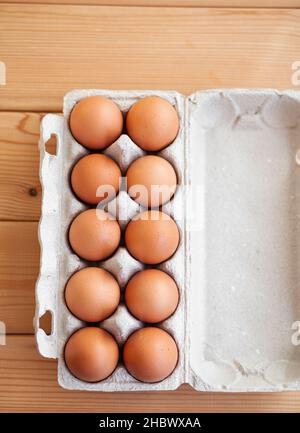 Quelques oeufs bruns parmi les cellules vides d'un grand sac en carton Banque D'Images