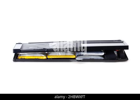 Batteries Li-ion au lithium-polymère gonflées endommagées pour ordinateur portable isolées sur fond blanc. Banque D'Images