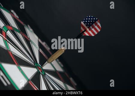 Concept atteindre l'objectif.atteindre les objectifs dans les affaires, la politique et la vie.dartboard avec des fléchettes peint avec le drapeau américain coincé à droite dans la cible Banque D'Images