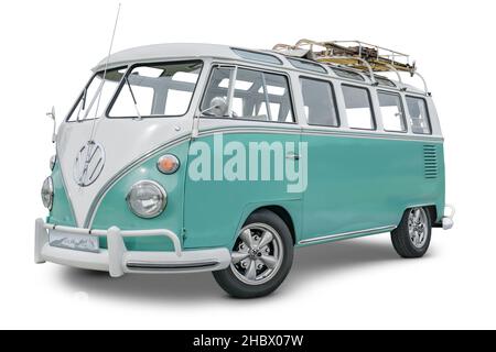 Vue de côté éditoriale d'une fourgonnette Volkswagen historique avec porte-bagages. Banque D'Images