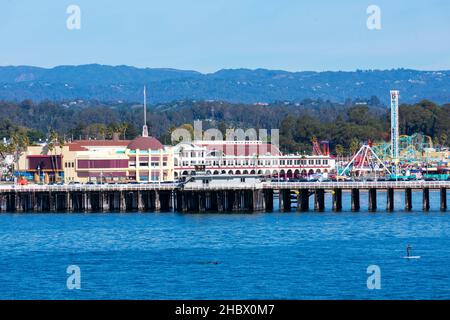 Vue panoramique sur le quai de Santa Cruz et le parc d'attractions Beach Boardwalk le jour ensoleillé sous le ciel bleu clair de West Cliff - Santa Cruz, Californie, États-Unis - D. Banque D'Images