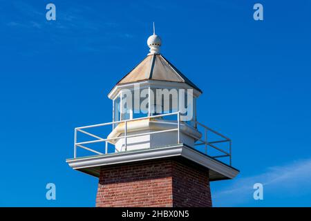 Regardez la salle d'un phare à quatre côtés d'époque.Le bâtiment en béton est doté d'un rail blanc autour de la terrasse de la galerie.Fond bleu ciel. Banque D'Images