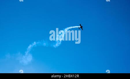 Avion volant.Avion en formation pendant un exposition de acrobaties aériennes pendant qu'ils roulent et roulent dans le ciel.Défaillance du moteur de plan.L'avion se bloque.Chute d'un avion en panne Banque D'Images