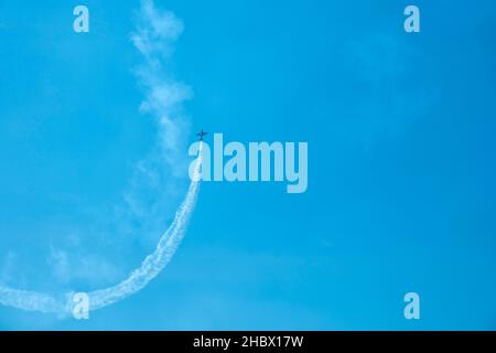 Avion volant.Avion en formation pendant un exposition de acrobaties aériennes pendant qu'ils roulent et roulent dans le ciel.Défaillance du moteur de plan.L'avion se bloque.Chute d'un avion en panne Banque D'Images