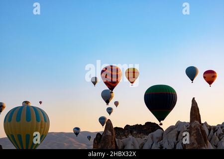 Cappadoce photo de fond.Ballons d'air chaud en Cappadoce au lever du soleil.Cheminées de fées, ou hoodoos ou peri bacalari avec ballons.Effet de bruit ajouté. Banque D'Images