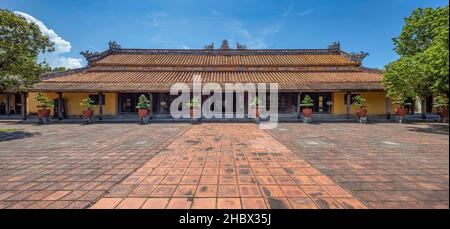 Vue magnifique sur le palais de Dien Tho dans la Citadelle de Hue, Vietnam.Palais royal impérial de la dynastie Nguyen à Hue. Banque D'Images