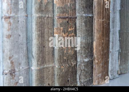 Un arrière-plan de texture en bois et de vieilles billes verticales en bois Banque D'Images