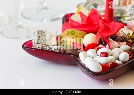 Les sucreries traditionnelles turques, les Baklava, le Lokum et les bonbons sont conçus sur une assiette en forme d'étoile avec un ruban rouge Banque D'Images