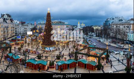 Célébration de Noël et du nouvel an 2021 dans des styles de forêt fabuleuse avec arbre de Noël de 31 mètres à la place Sainte-Sophie Banque D'Images