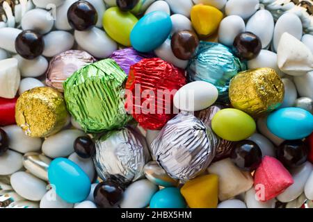 Bonbons traditionnels turcs Hard Almond et chocolats mélangés et conçus pour les fêtes, le fond Banque D'Images