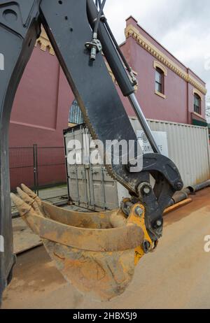 Un gros plan du godet de pelle hydraulique.Travailler avec une pelle hydraulique sur un chantier de construction de routes.Vue sur la rue, attention sélective, personne Banque D'Images