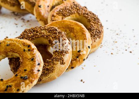 Un savoureux, en forme d'anneau biscuits kandil simidi, habituellement mangé sur les nuits saintes, l'une des cinq nuits saintes islamiques quand les minarets sont illuminés Banque D'Images