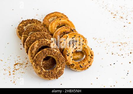 Un savoureux, en forme d'anneau biscuits kandil simidi, habituellement mangé sur les nuits saintes, l'une des cinq nuits saintes islamiques quand les minarets sont illuminés Banque D'Images