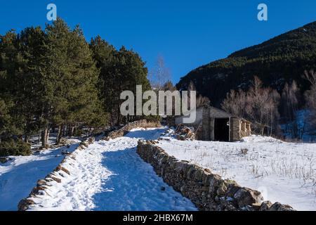 Les 'bordas' sont des maisons en pierre typiques des Pyrénées Banque D'Images