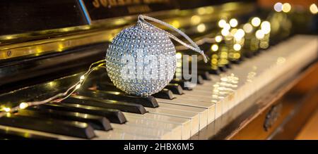 Noël musique de piano, décoration de Noël et lumières arrière-plan bokeh.Concert de fête, chansons festives de fête, Banque D'Images