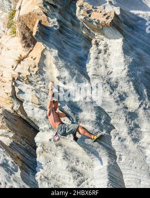 Homme grimpant sur les falaises de Bassiluzzo Banque D'Images