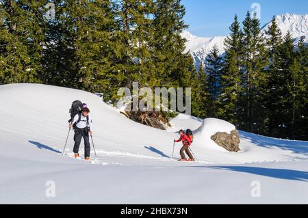 Excursion en ski dans un magnifique paysage de montagne à Montafon Banque D'Images