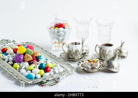 Bonbons turcs traditionnels et colorés sur le tissu en dentelle fait main avec café.image conceptuelle pour les célébrations. Banque D'Images