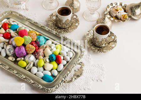 Bonbons turcs traditionnels et colorés sur le tissu en dentelle fait main avec café.image conceptuelle pour les célébrations. Banque D'Images