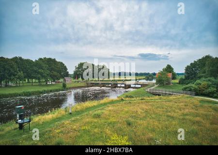 Vue sur la rivière Vecht par drone, herbe verte, arbres, beau ciel bleu et piste cyclable à travers la vallée de Vecht.Pont et belette dans la rivière.Dalfsen Banque D'Images