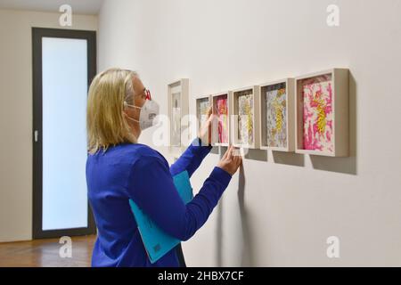 Brno, République tchèque.23rd novembre 2021.Ester Krumbachova, l'exposition monographique du célèbre réalisateur, scénariste, auteur, artiste et concepteur de costumes de cinéma et de théâtre, a lieu à la Maison des arts de Brno, République Tchèque, photographiée le 23 novembre 2021.Crédit : Patrik Uhlir/CTK photo/Alay Live News Banque D'Images