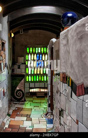 Intérieur des toilettes à Kawakawa en Nouvelle-Zélande par le célèbre architecte autrichien Hundertwasser. Banque D'Images