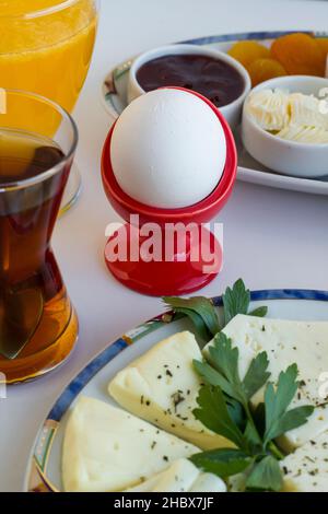 Table de petit déjeuner élégante avec œufs durs et jus d'orange frais Banque D'Images