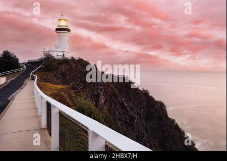 Célèbre phare de Cape Byron au lever du soleil. Banque D'Images