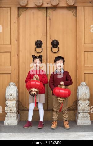 Frère et sœur jouant avec des lanternes Banque D'Images