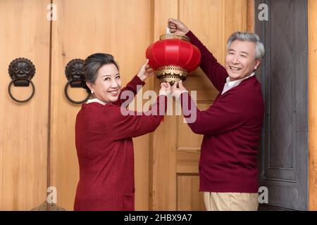 Couple de personnes âgées suspendu lanternes Banque D'Images