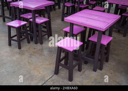 Chaises en bois rose et arrière-plan de la table Banque D'Images