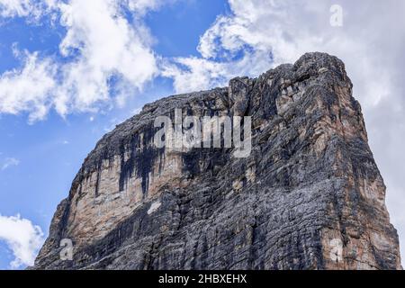Falaises de Dolomite au sommet des montagnes dans les Alpes italiennes avec une structure et une couleur caractéristiques Banque D'Images