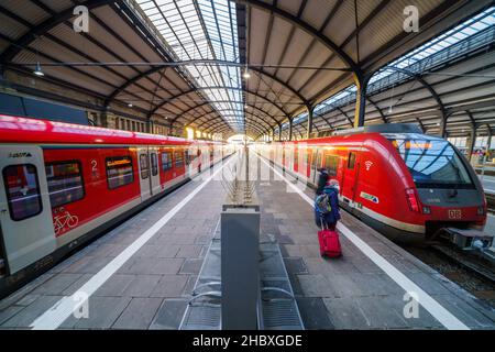 Wiesbaden, Allemagne.22nd décembre 2021.Les passagers de train vont à leurs trains.Depuis les premières heures du matin, les trains de banlieue, les trains régionaux de Bahn, Vias et HLB ont de nouveau été programmés par la ligne principale pour la capitale de l'État.La station était presque fermée depuis la mi-juin 2021.La chaussée du pont de Salzbachtal délabré avait coulé, des parties en béton tombaient sur la ligne de chemin de fer ci-dessous et les services ferroviaires devaient être suspendus sur cette section.Credit: Andreas Arnold/dpa/Alay Live News Banque D'Images