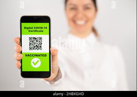 Femme montrant un smartphone avec code qr sur la vaccination. Banque D'Images