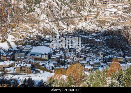 Vue sur les villages d'Andorre au milieu de l'hiver enneigé Banque D'Images