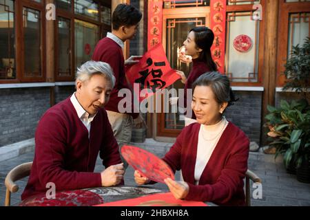Des familles heureuses décorant pour le nouvel an Banque D'Images