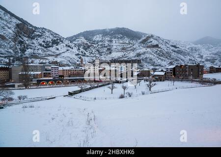 Vue sur les villages d'Andorre au milieu de l'hiver enneigé Banque D'Images