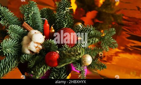 Décoration de Noël avec bougies.Composition de branches, jouets et bougies d'arbres de Noël sur fond doré. Banque D'Images