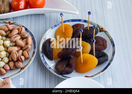 Détail pris de la table de Ramadan, assiette de fruits secs, au-dessus de la vue Banque D'Images